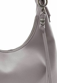 Grijze leren schoudertas met een soepele textuur, afgeronde vorm, ritssluiting en gevlochten banddetail met zilveren accenten.