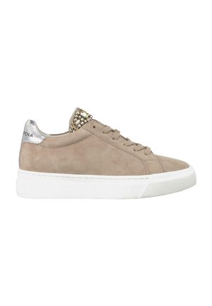 Sneaker in suede beige con suola in gomma bianca, dettaglio argentato sul tallone e decorazione gioiello sulla parte superiore. Design con lacci.