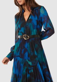 Forever New SKYLA PLEATED LONG SLEEVE MIDI - Vestido de cóctel - rosalia