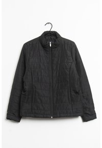 Schwarze gesteppte Jacke mit hohem Kragen, Frontreißverschluss und zwei Seitentaschen. Glatte Textur mit subtilen Nahtdetails überall.