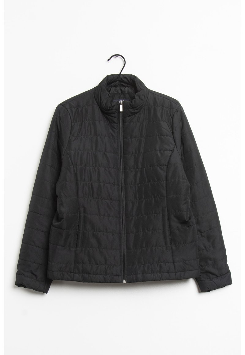 Schwarze gesteppte Jacke mit hohem Kragen, Frontreißverschluss und zwei Seitentaschen. Glatte Textur mit subtilen Nahtdetails überall.