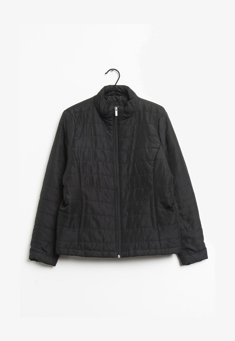 Schwarze gesteppte Jacke mit hohem Kragen, Frontreißverschluss und zwei Seitentaschen. Glatte Textur mit subtilen Nahtdetails überall.
