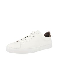 Sneaker bianca in pelle con texture liscia, punta arrotondata e accentuazione in pelle marrone sul tallone. Presenta un design con lacci e suola in gomma.