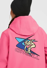 Roze gewatteerde jas met een grafisch ontwerp van een skateboarder, verfraaid met blauwe vormen en de tekst "O'Neill" onder de illustratie.