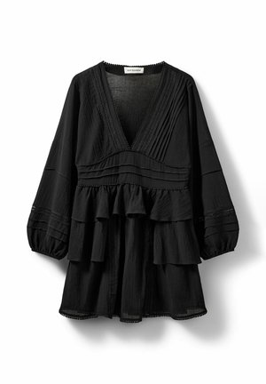 Vestido negro de manga larga con escote en V profundo, cintura con volantes en capas, detalles de tablillas y encaje, y puños elásticos.