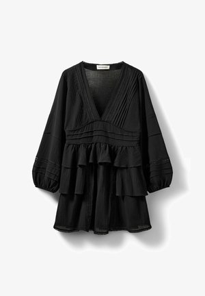 Fekete, hosszú ujjú ruha mély V-nyakkal, réteges fodros derékkal, hajtogatott és csipke díszítéssel, valamint gumírozott mandzsettákkal.