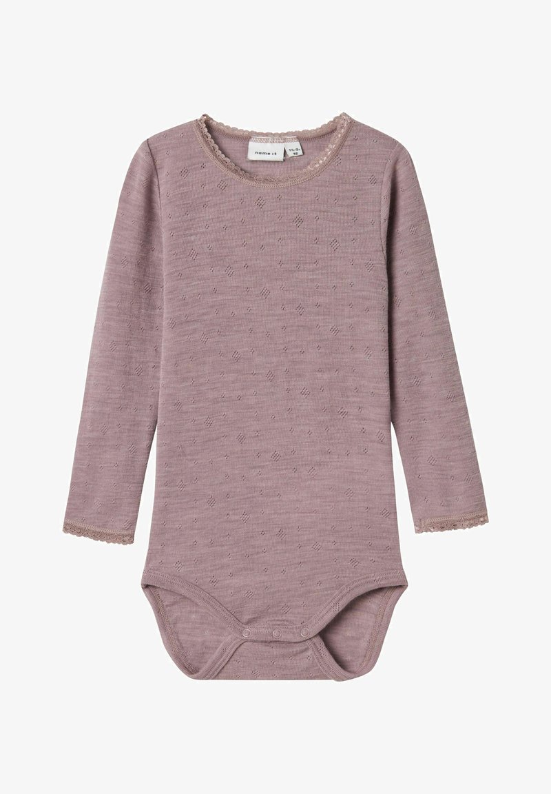Body pour bébé mauve à manches longues avec petits motifs en forme de losange, bordure en dentelle sur le col et les poignets, et boutons-pression au bas.