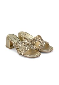 Gouden sandalen met hakken en een ontwerp met kruislings banden, versierd met heldere en amberkleurige strassstenen, met een blokhak en open teen.