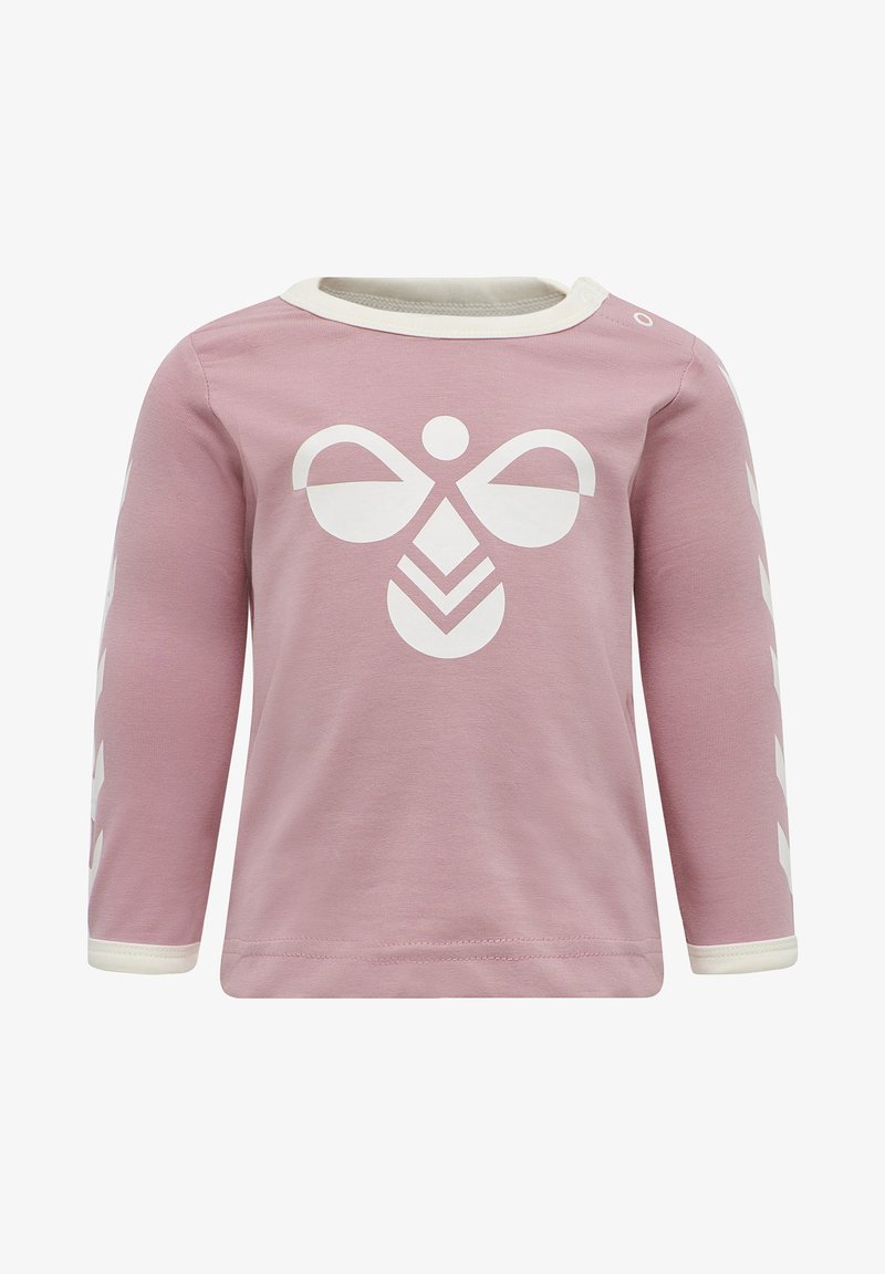 Langærmet lyserød skjorte lavet af bomuld, med et stort hvidt abstrakt bi-grafik på forsiden og hvide detaljer på ærmerne.