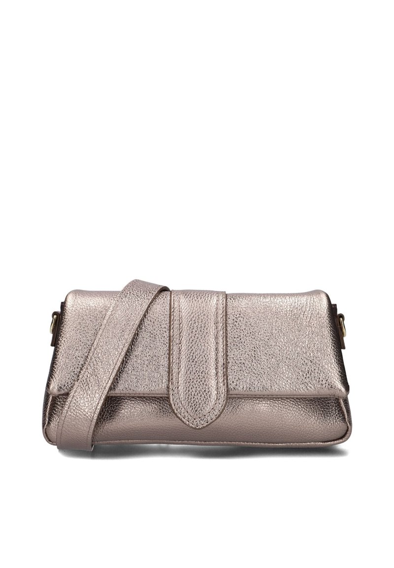 Metalen bronzen handtas met een gestructureerde afwerking, voorzien van een klepafsluiting en een afneembare schouderband voor veelzijdige draagmogelijkheden.