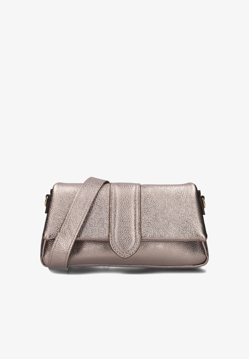 Metalen bronzen handtas met een gestructureerde afwerking, voorzien van een klepafsluiting en een afneembare schouderband voor veelzijdige draagmogelijkheden.