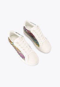 Witte sneakers met meerkleurige geweven stofaccenten in paars, blauw en goud. Vlotte textuur, ronde neus en vetersluiting.