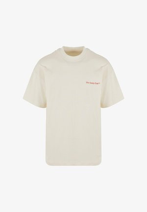 Cremefarbenes T-Shirt mit kurzen Ärmeln, rundem Ausschnitt und kleinem roten Schriftzug „Slow Sunday Club™“ auf der linken Brust.