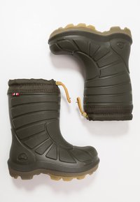 Botas de goma verdes con parte superior texturizada, diseño moldeado y suelas acolchadas. Presenta un puño de punto y cordón elástico para un ajuste seguro.