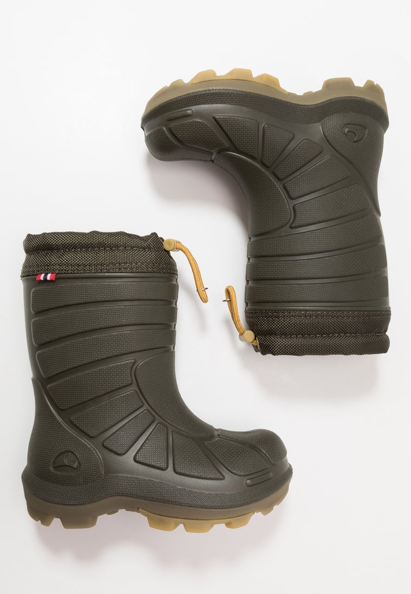 Botas de goma verdes con parte superior texturizada, diseño moldeado y suelas acolchadas. Presenta un puño de punto y cordón elástico para un ajuste seguro.