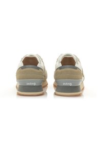 Zapatillas beige y blancas con acentos grises, con parte superior de ante y malla, suela de goma gruesa y un logotipo en el talón.