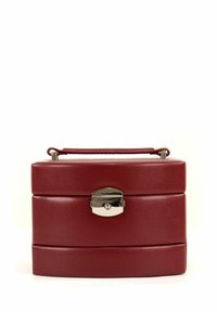 Boîte en cuir rouge avec une texture lisse, de forme rectangulaire, munie d'une poignée supérieure et d'un fermoir en métal argenté à l'avant. Deux compartiments empilés.