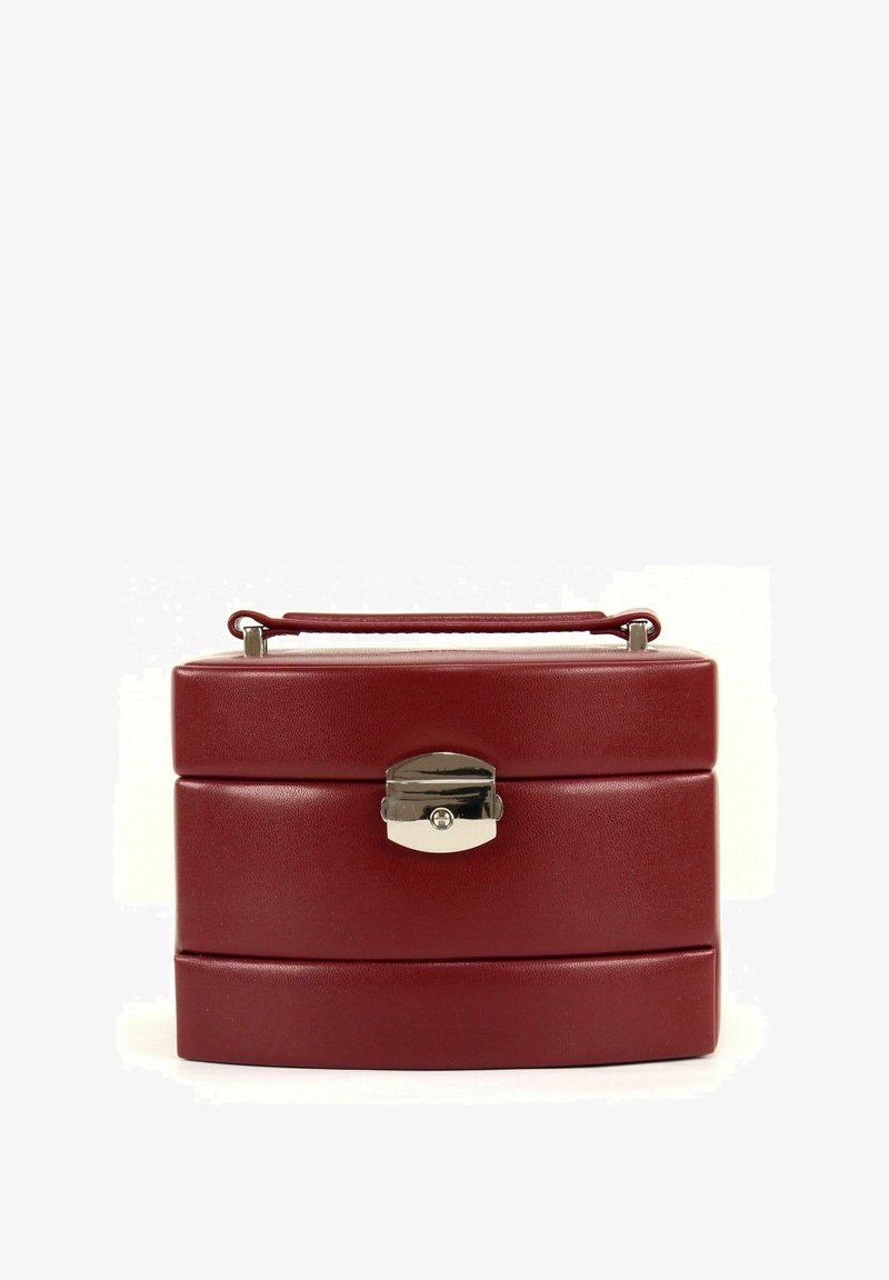 Boîte en cuir rouge avec une texture lisse, de forme rectangulaire, munie d'une poignée supérieure et d'un fermoir en métal argenté à l'avant. Deux compartiments empilés.