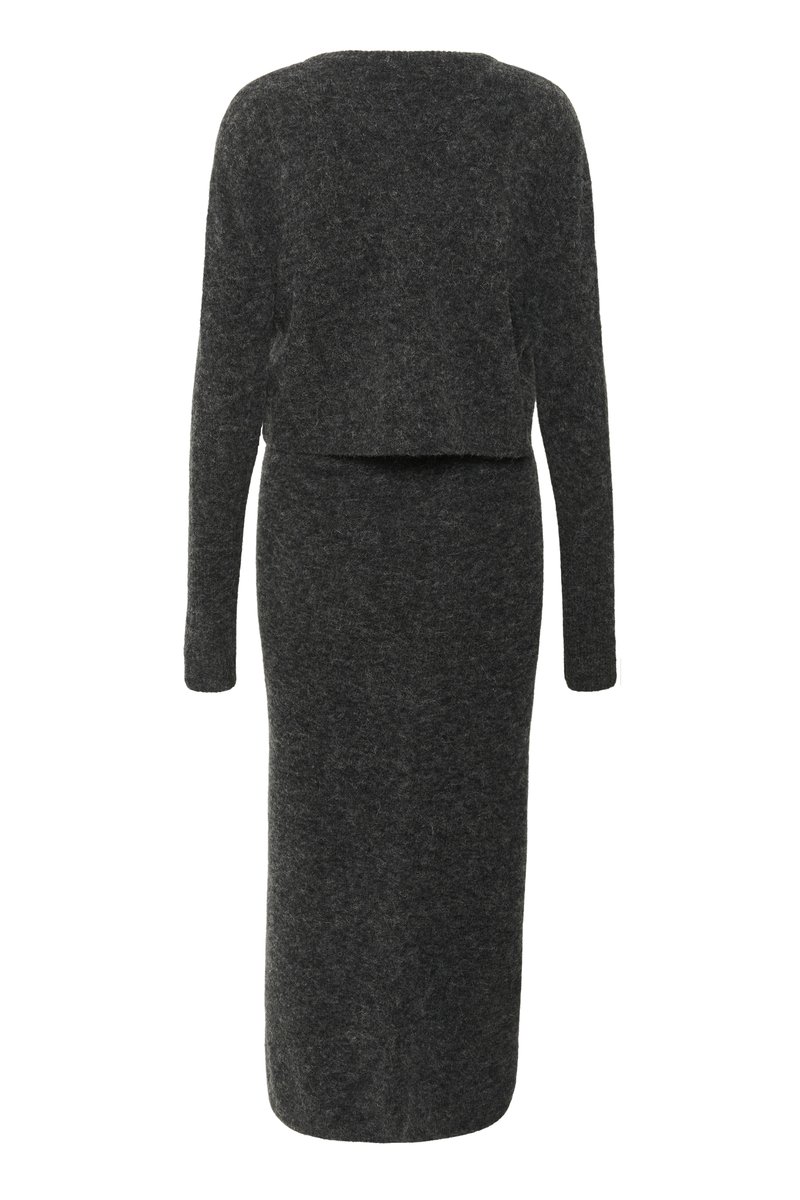 Grå strikket to-delt kjole med en cropped top og lange ærmer, samt en tætsiddende nederdel der falder midt på læggen. Blød tekstur, ensartet design.