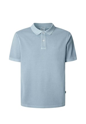 Polo de color azul claro hecho de algodón, con cuello tipo polo, mangas cortas y una tapeta de un botón. Sutil logo bordado en el pecho.