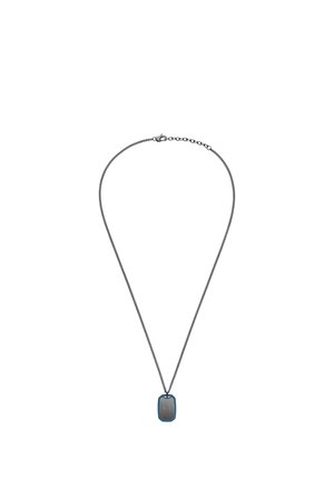 Sølvkæde med et rektangulært blåt vedhæng. Vedhænget har en glat overflade og en subtil indgraveret detalje.