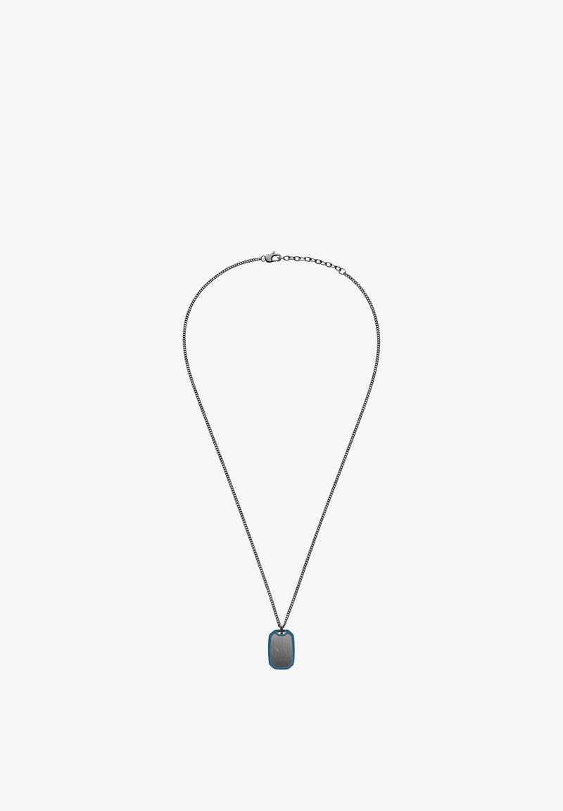 Collier chaîne en argent avec un pendentif rectangulaire bleu. Le pendentif présente une surface lisse et un détail gravé subtil.