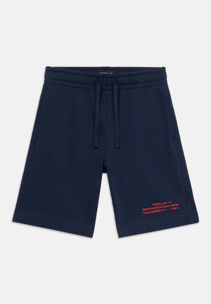 Marineblaue Freizeit-Shorts mit elastischem Bund, Kordelzug, Seitentaschen und rotem Aufdruck "REPLAY Denim Goods MFG Trademark - 1981" am Bein.