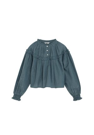Blusa azul de manga larga con sutiles rayas verticales, cuello alto fruncido, tres botones blancos delanteros y puños y canesú con volantes elásticos.