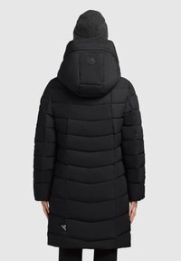 Sort puffers jakke med hætte, med en quiltet design, knaplukning bagpå og et trekantet logo patch ved kanten.