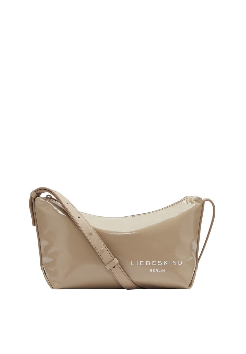 Borsa in pelle sintetica beige con forma curvata, chiusura con zip e tracolla regolabile. Presenta un logo impresso sul davanti.