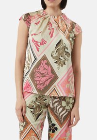 Bluse mit floralem Muster in Hellgrün mit pinken und braunen Akzenten. Sie hat einen runden Halsausschnitt und Kappenärmel und besteht aus einem glatten Stoff.