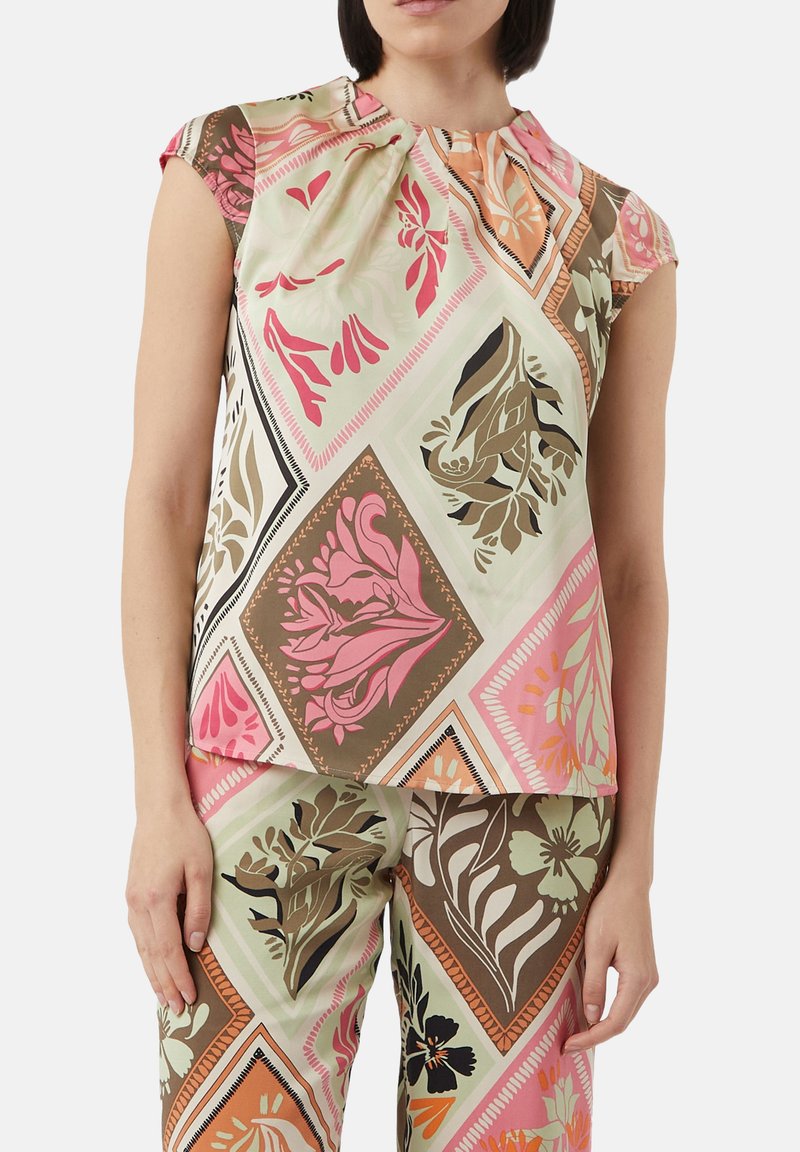 Bluse mit floralem Muster in Hellgrün mit pinken und braunen Akzenten. Sie hat einen runden Halsausschnitt und Kappenärmel und besteht aus einem glatten Stoff.
