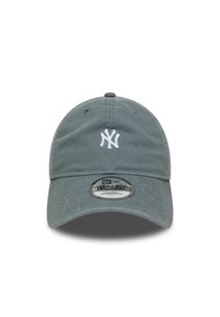 Șapcă de baseball din țesătură gri cu vizor curbat, având un logo alb brodat. Curea de ajustare la spate pentru flexibilitatea dimensiunii.