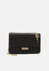 Borsa a tracolla nera trapuntata con finitura testurizzata, con tracolla in catena dorata e charm a forma di chiave decorativi. Presenta una placca dorata con il marchio sulla parte anteriore.