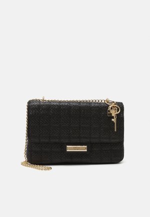 Sac à main noir matelassé avec une finition texturée, une bandoulière en chaîne dorée et des charms de clés décoratifs. Présente une plaque dorée avec logo à l'avant.