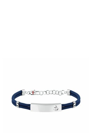 Braccialetto in metallo argentato con doppio cordoncino blu navy e ancora incisa su una piastra rettangolare, con chiusura a catena regolabile.