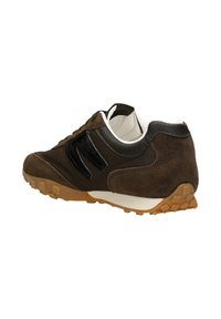 Brązowe zamszowe sneakersy z czarnymi akcentami, okrągły czubek, białe wykończenie i teksturowana gumowa podeszwa z gripami zapewniającymi przyczepność. Klasyczny retro design.