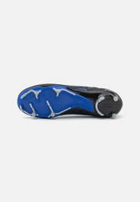 Zwarte sportieve schoen met een blauwe accent, met ingewikkelde grippatronen en duidelijke, gestoken noppen voor grip op verschillende oppervlakken.