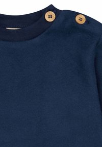 Navyblaues Sweatshirt mit weicher Textur, ausgestattet mit zwei Holzknöpfen auf der linken Schulter und einem runden Halsausschnitt.