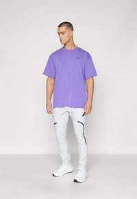 Under Armour LOGO WASH - T-shirts - lavish/white