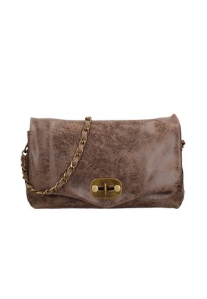 Pochette en cuir marron avec une finition texturée, dotée d'une chaîne en or et d'un fermoir en or à l'avant.