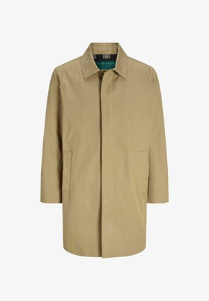 Moški bež enoplastni dežni plašč s klasičnim ovratnikom in stranskimi žepki z vložkom, sprednja pokrita zapenjanje na gumbe in dolžina do sredine stegna.