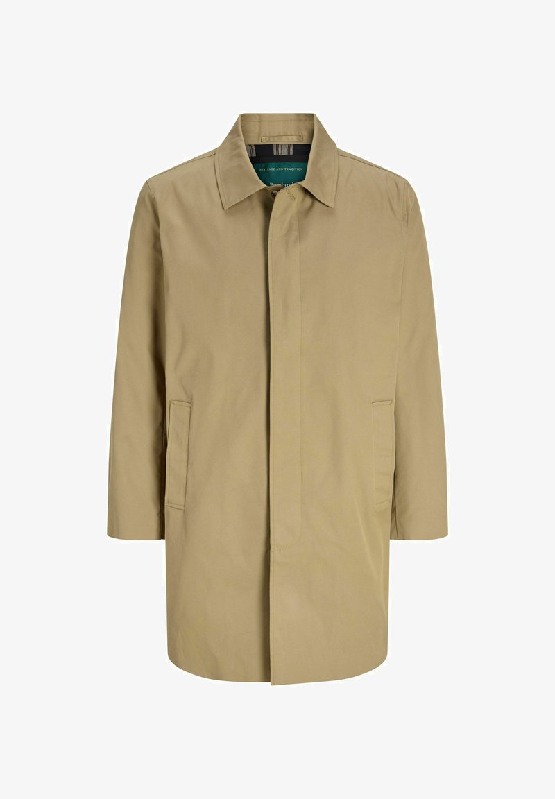 Férfi bézs egysoros esőkabát klasszikus gallérral és oldalsó fedett zsebekkel, elől gombos, középhosszúságú, combközépig érő.