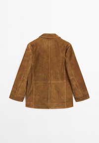 Giacca in suede marrone con colletto a punte, maniche lunghe e cuciture visibili. Presenta una texture liscia e un design a taglio dritto.