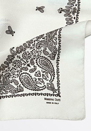 Hvid silketørklæde med sorte paisley-mønstre og teksten "Massimo Dutti Made in Italy" i hjørnet.