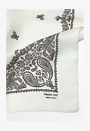 Hvid silketørklæde med sorte paisley-mønstre og teksten "Massimo Dutti Made in Italy" i hjørnet.