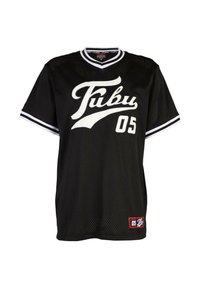 Melnā acs džersija ar baltu "Fubu" logo un "05" uzrakstu priekšpusē. Piedurkņu un apkakles apakšējā daļā ir baltas svītras.
