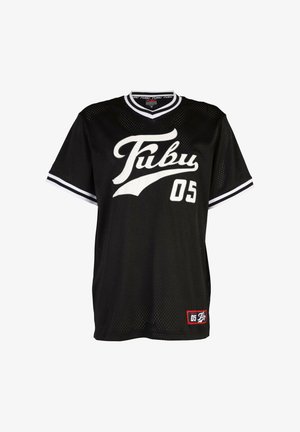 Melnā acs džersija ar baltu "Fubu" logo un "05" uzrakstu priekšpusē. Piedurkņu un apkakles apakšējā daļā ir baltas svītras.