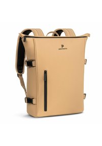 Mochila beige con una superficie suave y duradera, que presenta un bolsillo con cremallera negra y correas ajustables. Diseño sencillo con una marca mínima.
