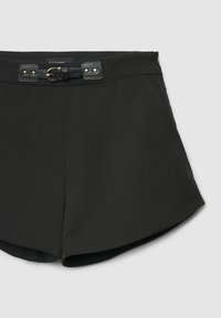Schwarze Shorts mit figurbetontem Design, ausgestattet mit einem strukturierten Bund und einem Ledergürtel mit goldfarbenen Beschlägen sowie zwei vorderen Taschen.